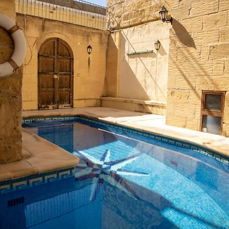 Elegant In Ta' + Pool Βίλα
